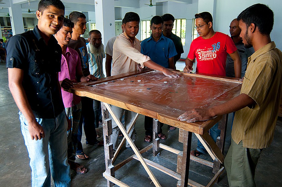 Sunamgonj - policjanci w policyjnej kantynie grają w carrom (Bangladesz 2010 - część 2/2)
